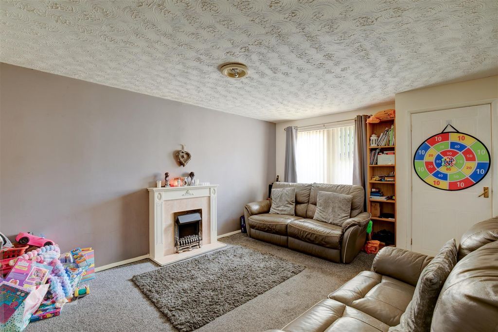 Property photo 2 of 12 8 Penkridge Road (1).Jpg