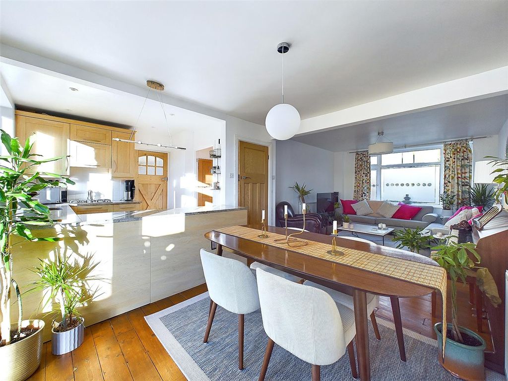 Property photo 3 of 19 Cam02885G0-Pr0272-Still025.Jpg