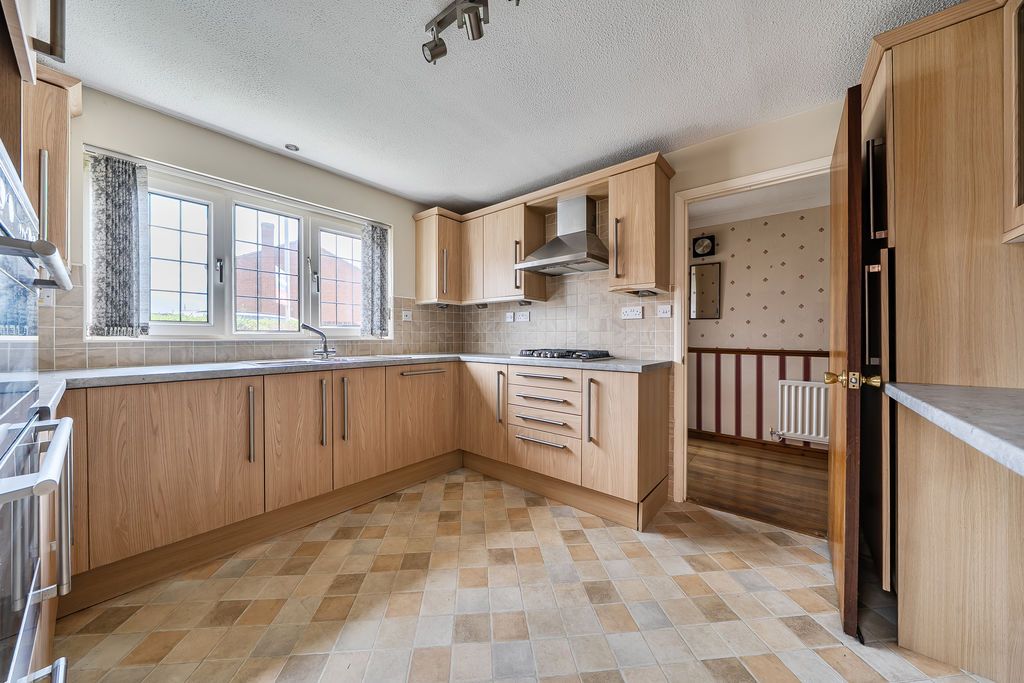 Property photo 3 of 19 Kitchen