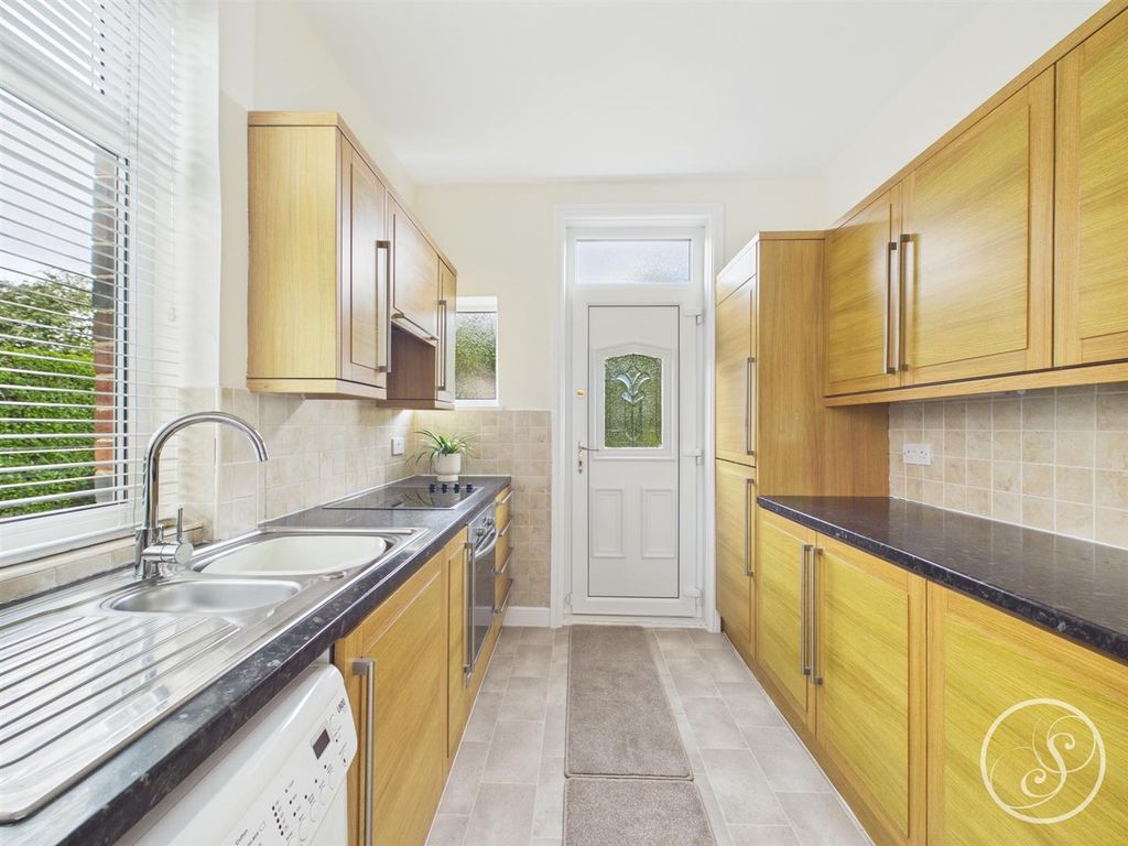 Property photo 3 of 31 Kitchen