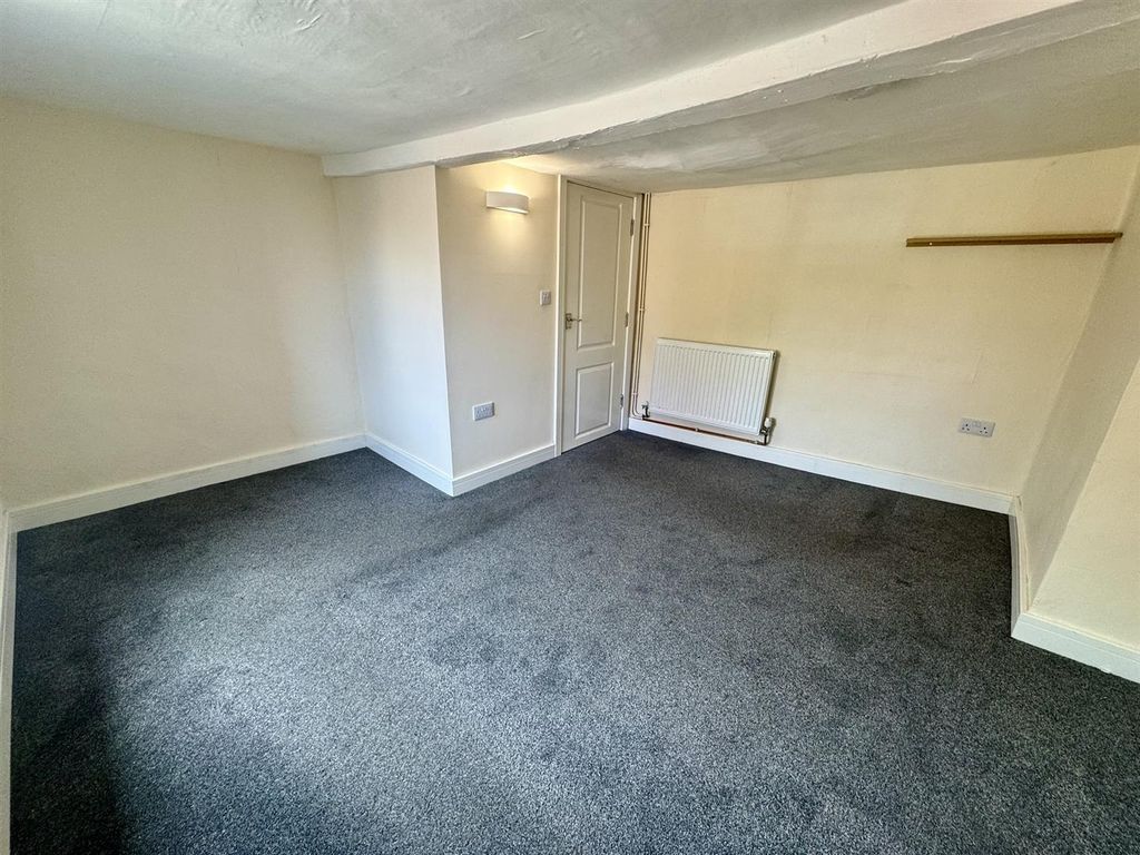 Property photo 3 of 12 Bedroom 1 (2/2)