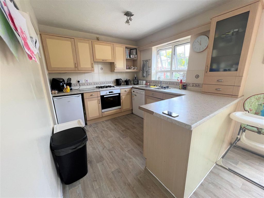 Property photo 3 of 10 Kitchen