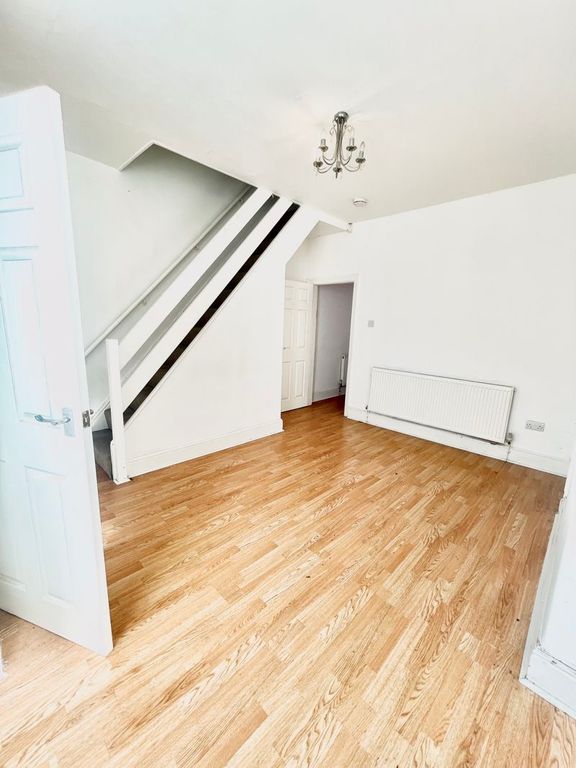 Property photo 1 of 8 Photo 3