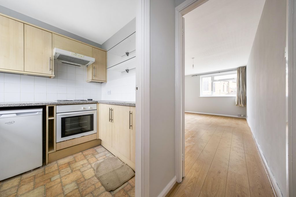 Property photo 2 of 8 Image00008