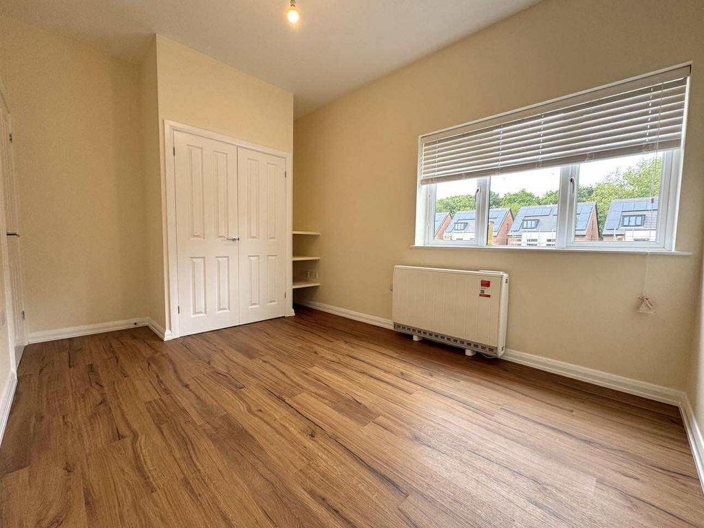Property photo 2 of 8 Bedroom.Jpg
