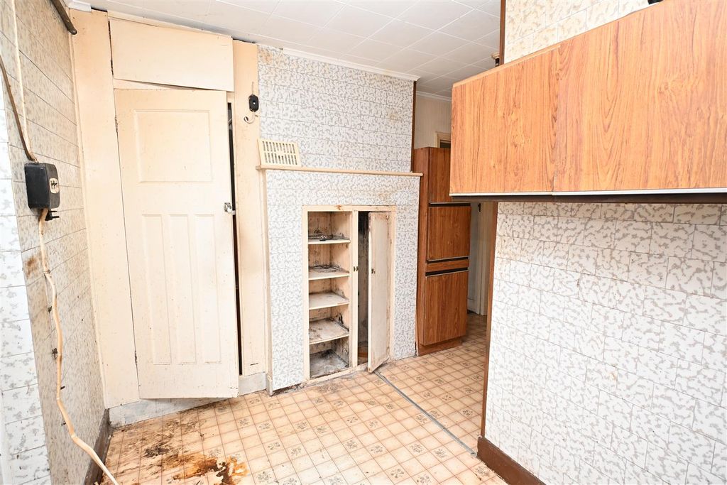 Property photo 3 of 18 Kitchen