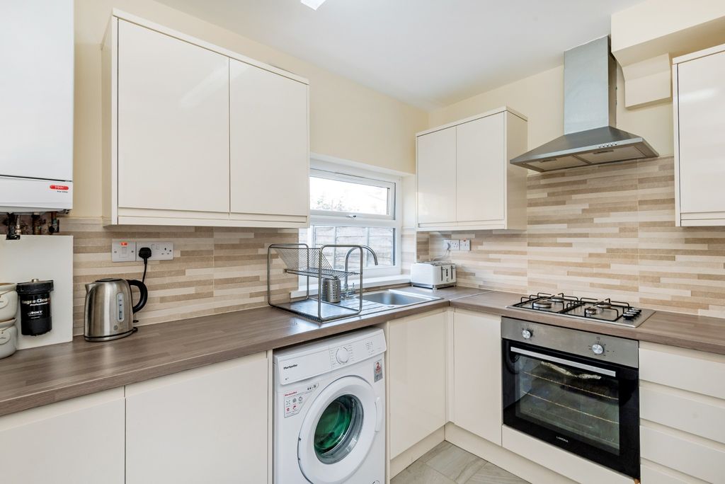 Property photo 2 of 9 Photo 02