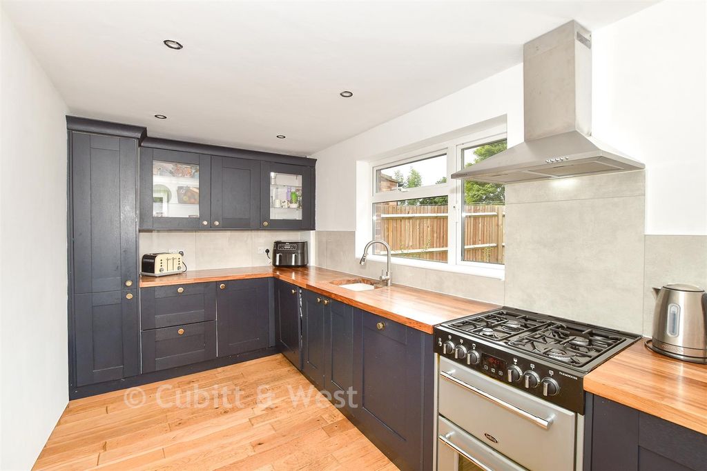 Property photo 3 of 11 Kitchen