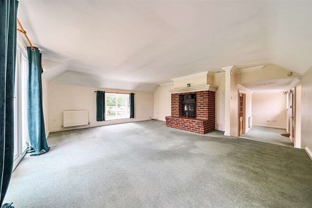 Property photo 2 of 17 Sitting Room