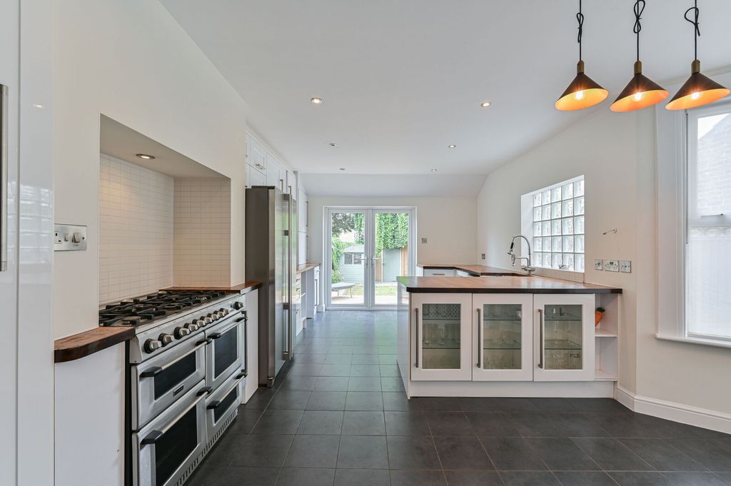 Property photo 2 of 31