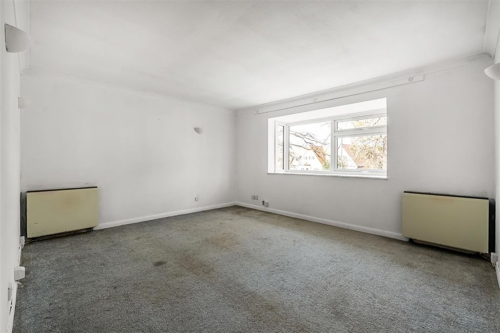 Property photo 3 of 11 Flat-8-East-Lodge-4.Jpg