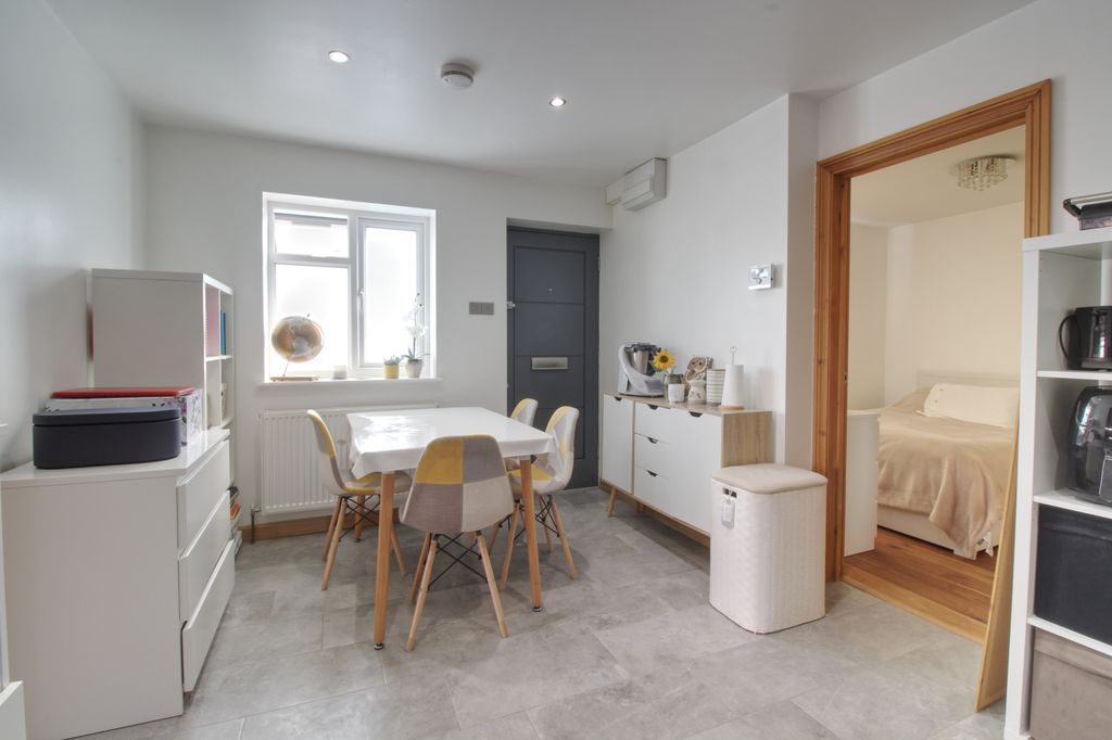 Property photo 3 of 10 Kitchen Diner