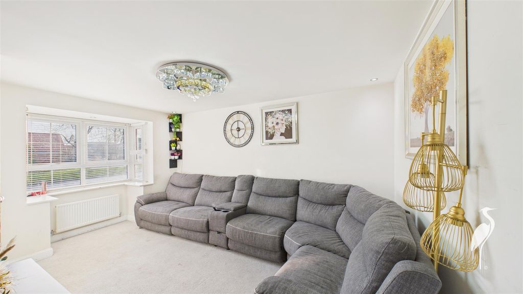 Property photo 2 of 17 Lounge