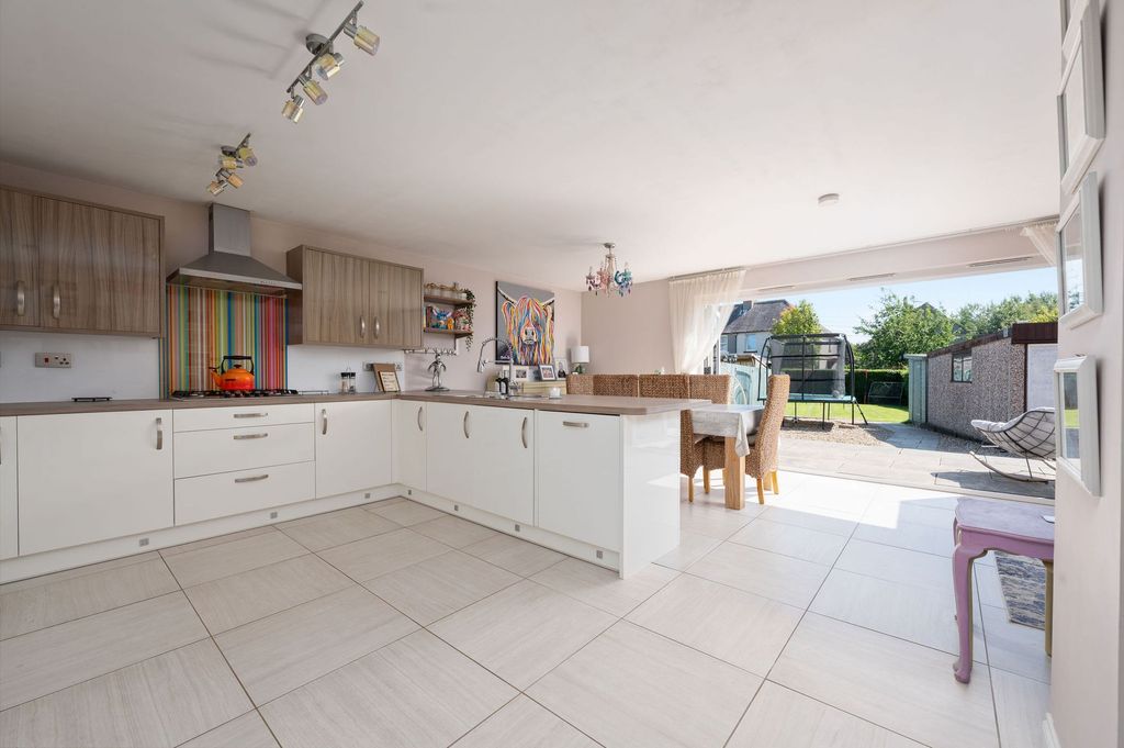 Property photo 2 of 33