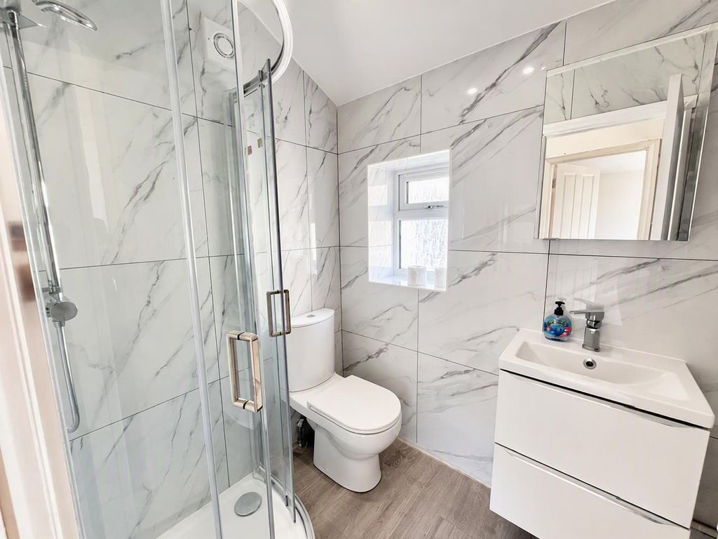 Property photo 2 of 4 Bathroom