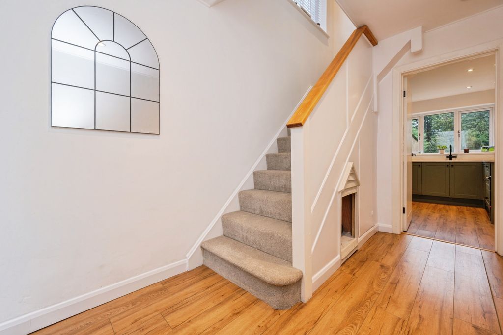 Property photo 2 of 19 Entrance Hall