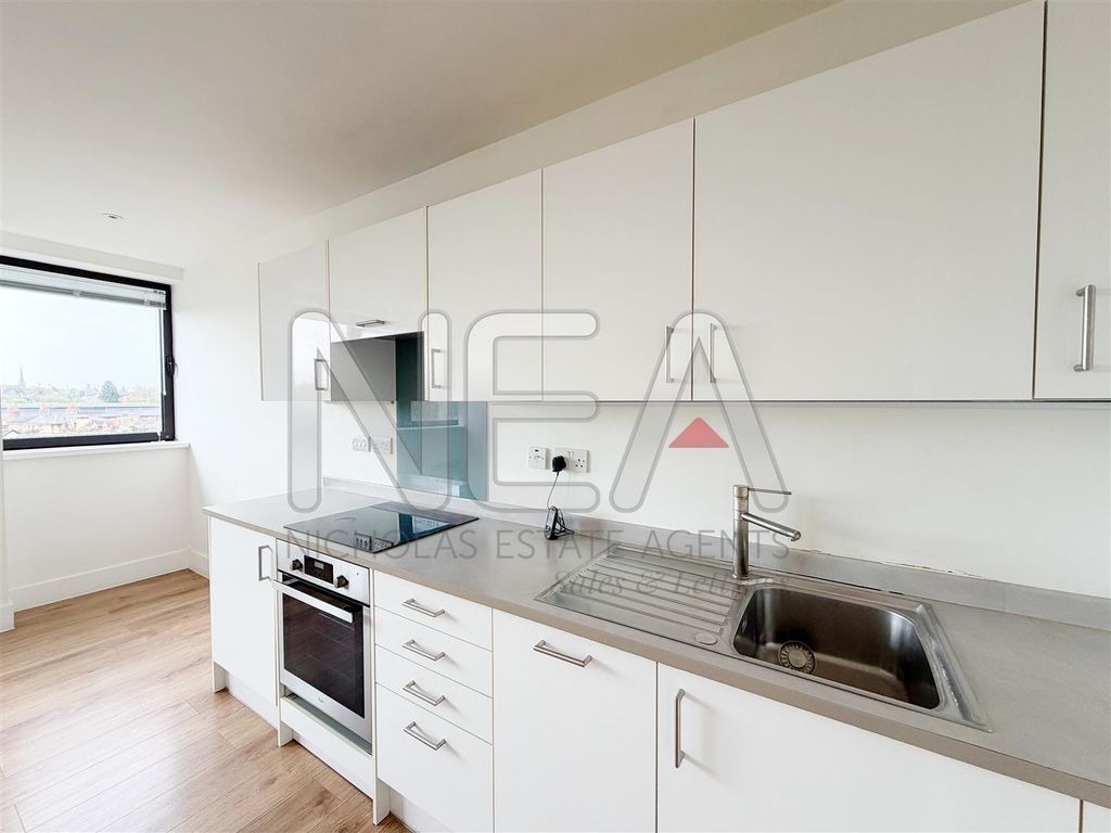 Property photo 3 of 8 Living Room/Kitchen