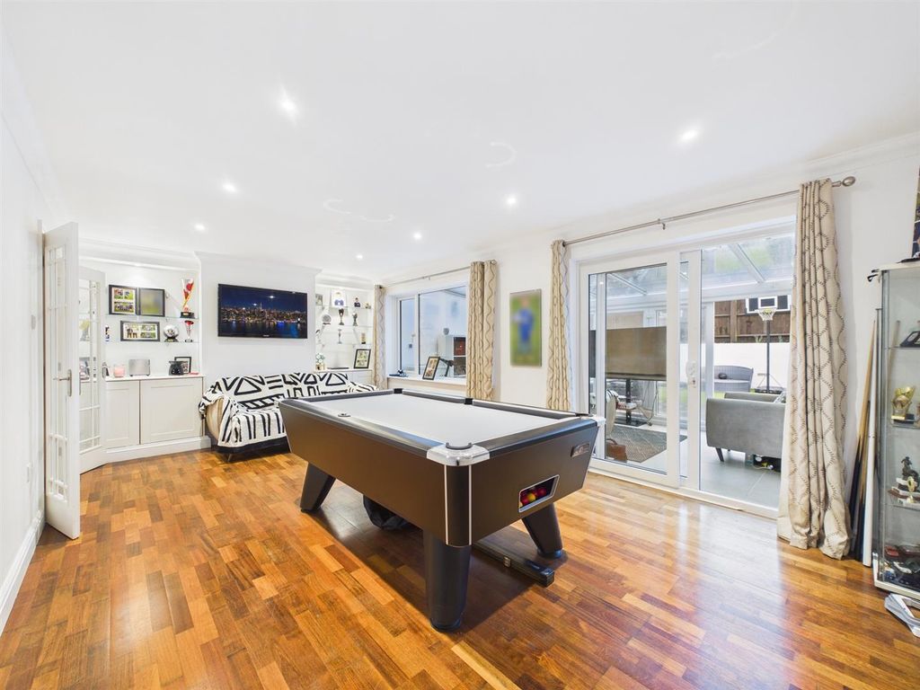 Property photo 2 of 16 Lounge .Jpg