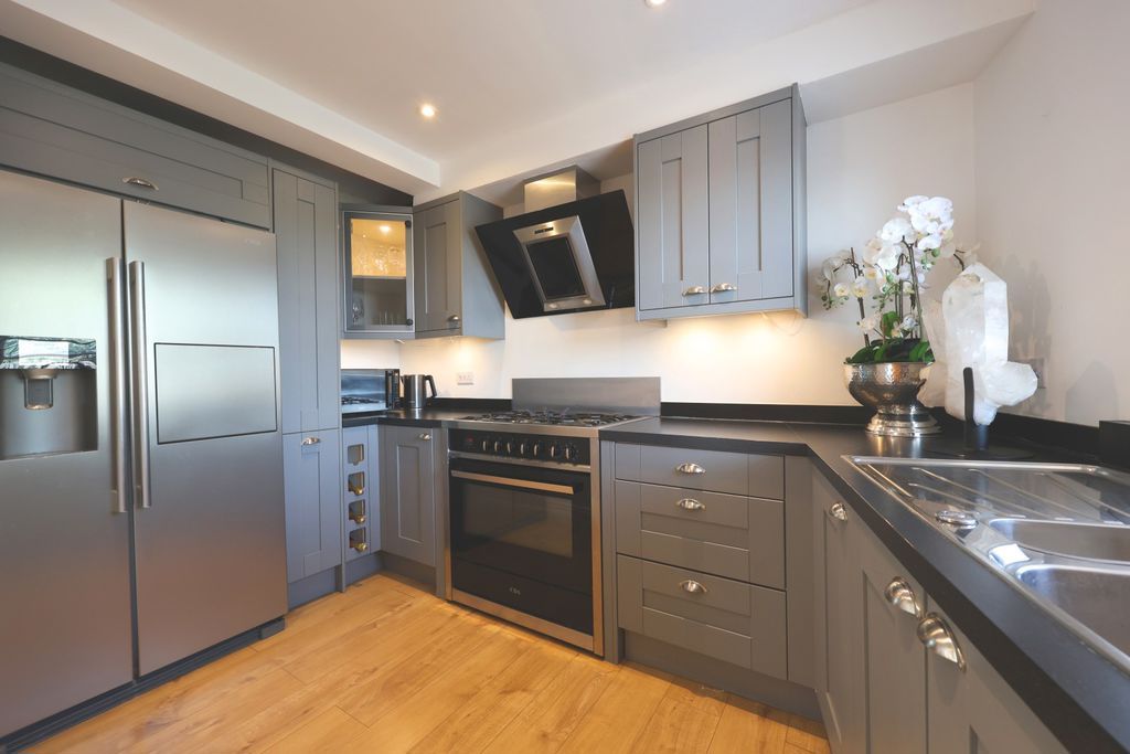 Property photo 3 of 16 Kitchen