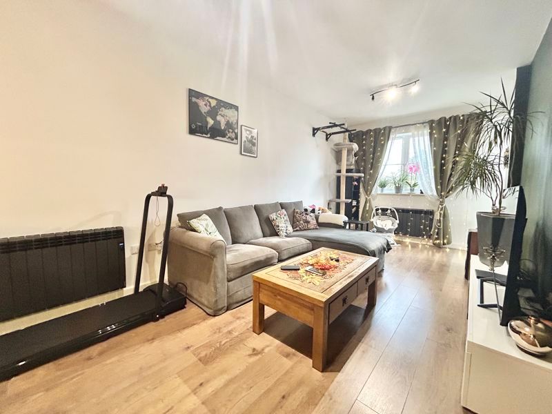 Property photo 2 of 8 Lounge