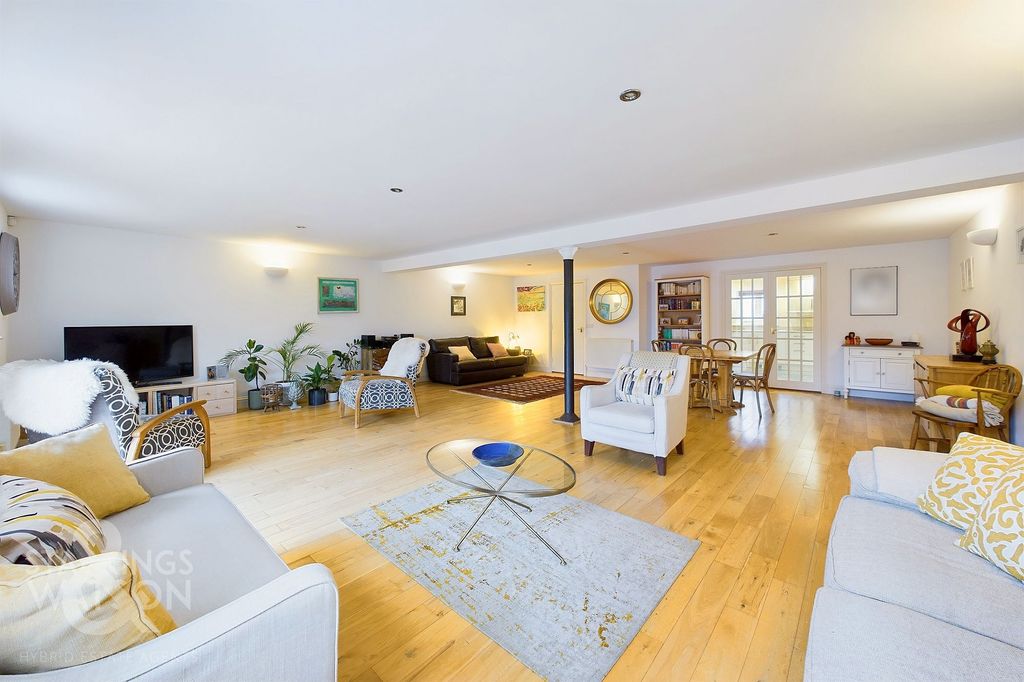 Property photo 2 of 27