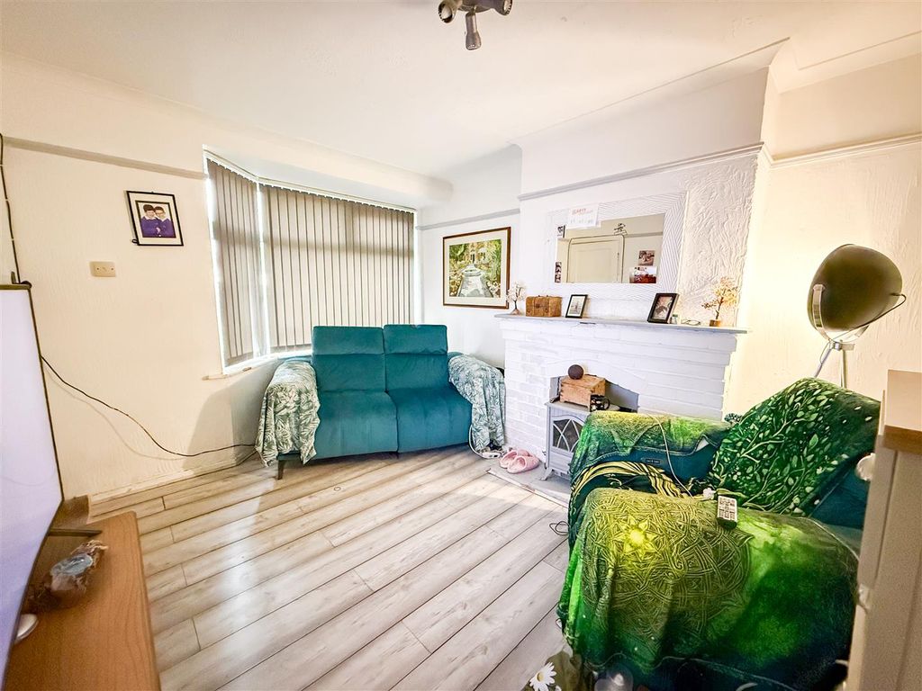 Property photo 3 of 14 Lounge