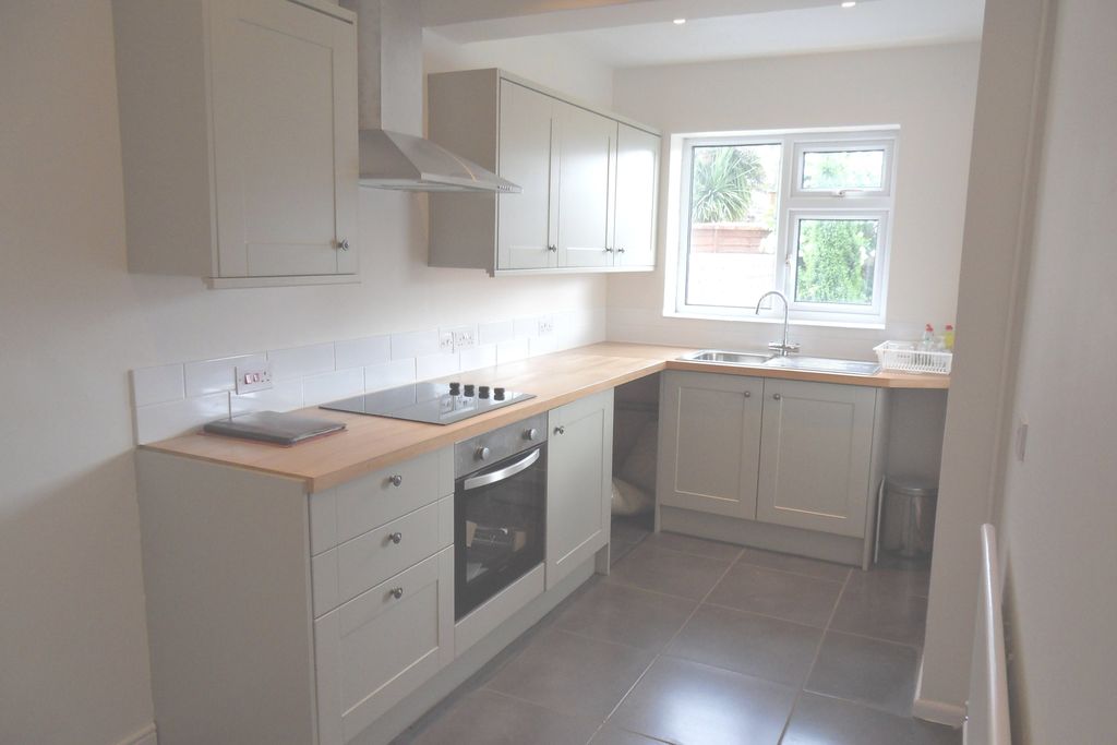 Property photo 2 of 12 St Annes Park Woodside Road 19 Kitche