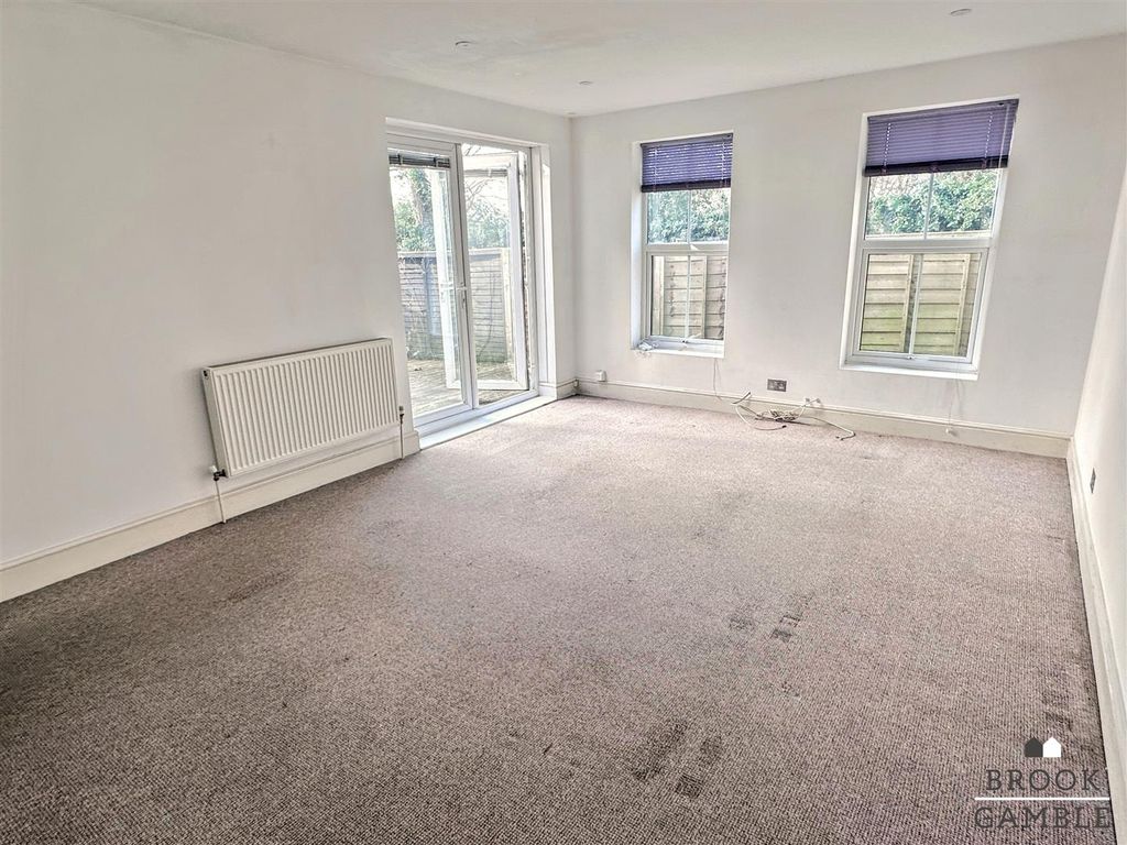 Property photo 3 of 10 01323 438506