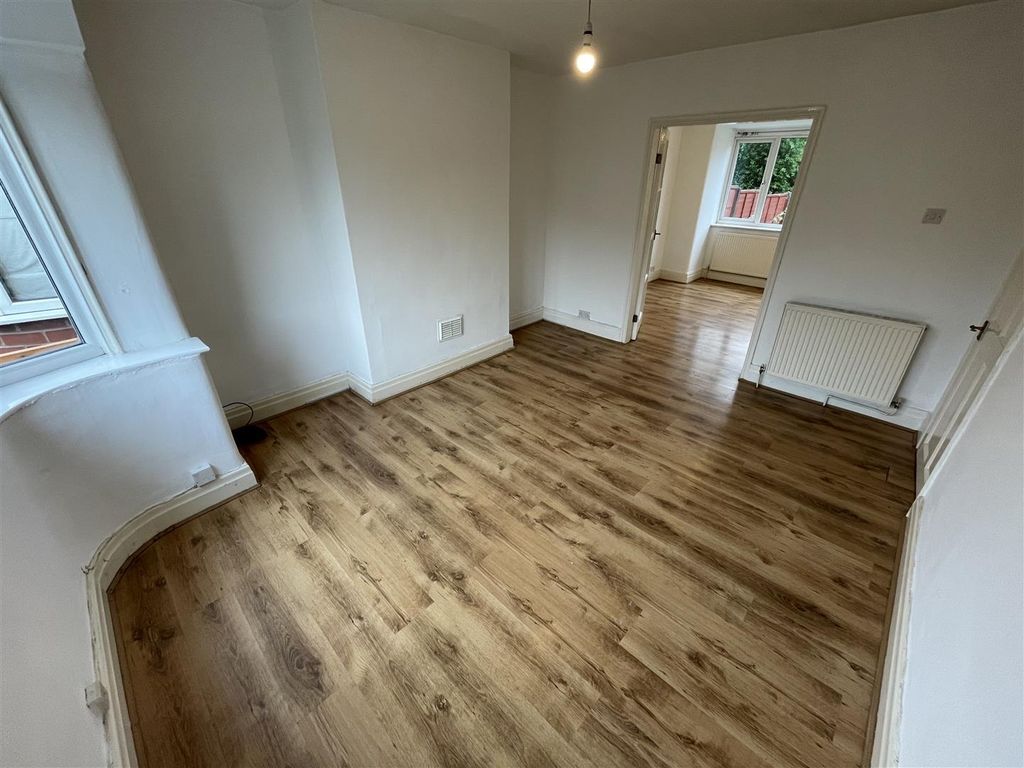 Property photo 3 of 17 Lounge