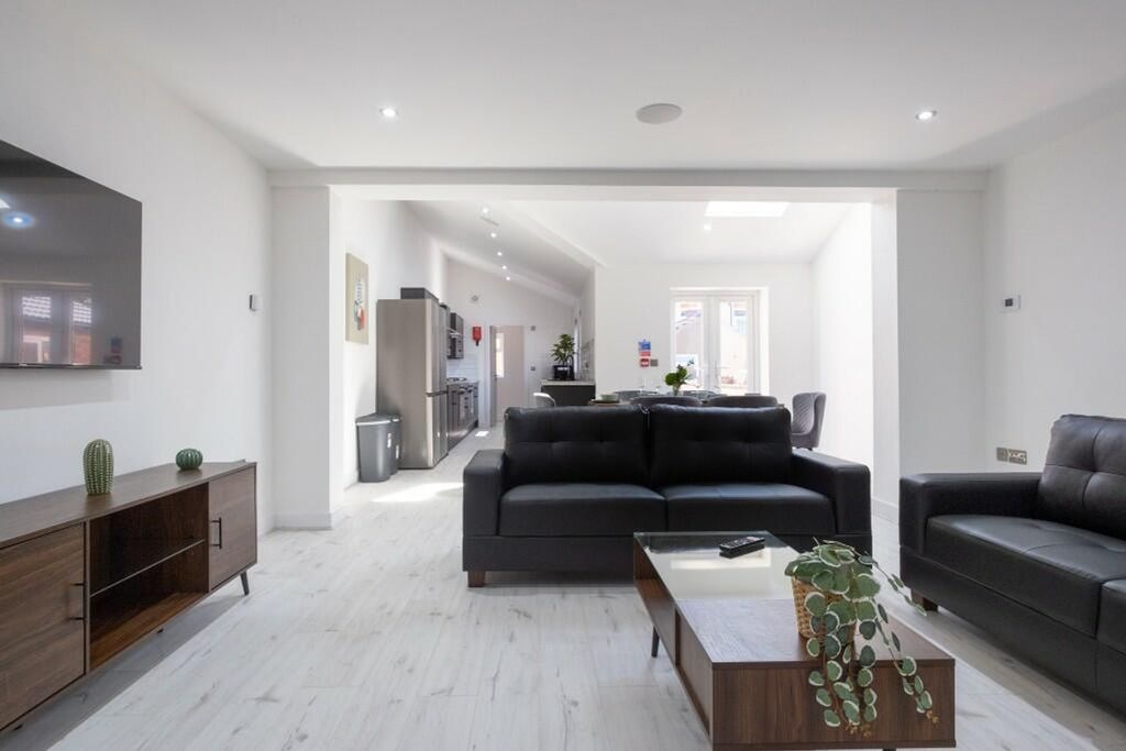 Property photo 1 of 15 Spacious And Contemporary Living Room Featuring Mo...