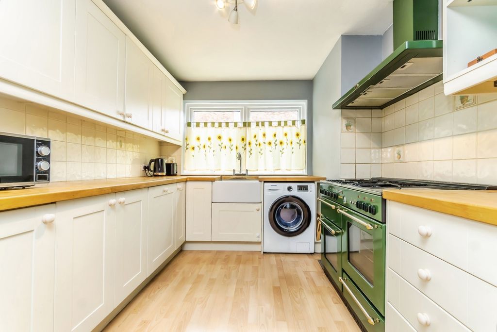 Property photo 3 of 11 Kitchen