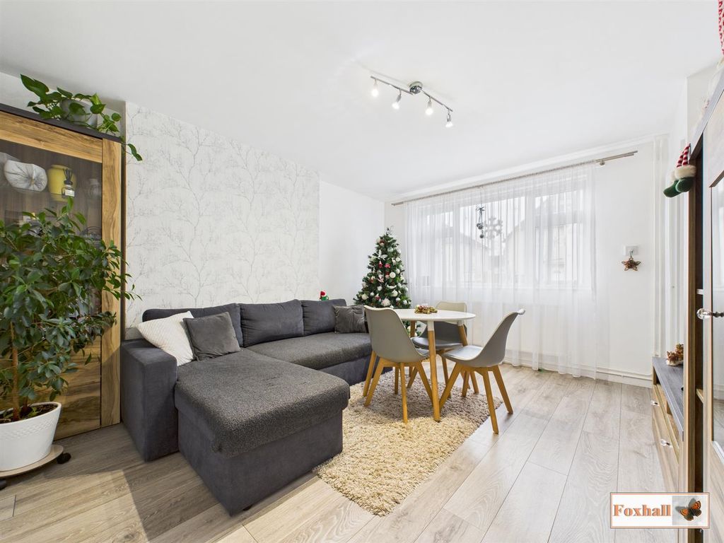 Property photo 2 of 16 Lounge