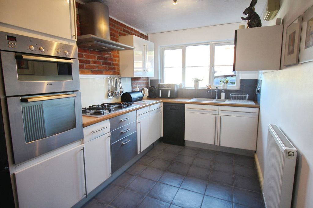 Property photo 2 of 26