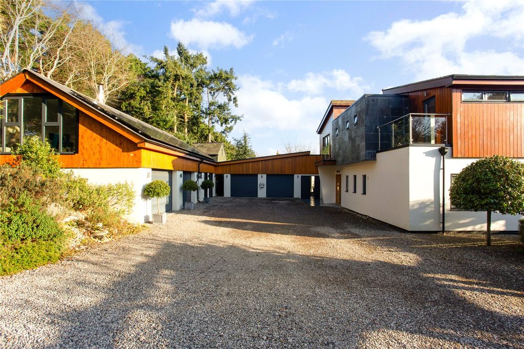 Property photo 2 of 34 Garaging