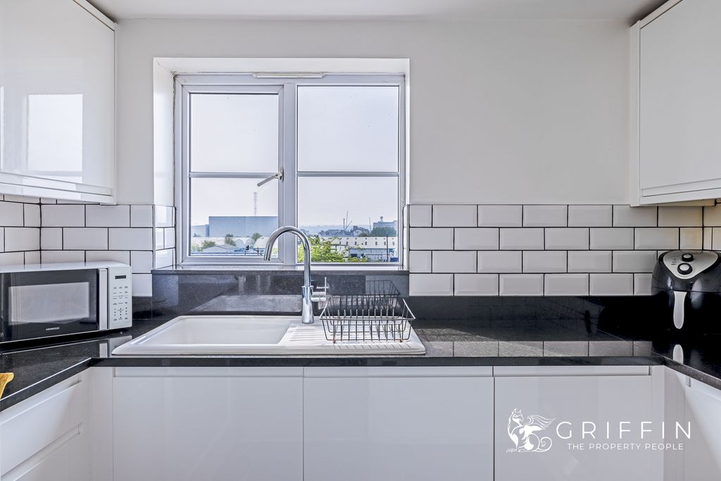 Property photo 3 of 13 Kitchen