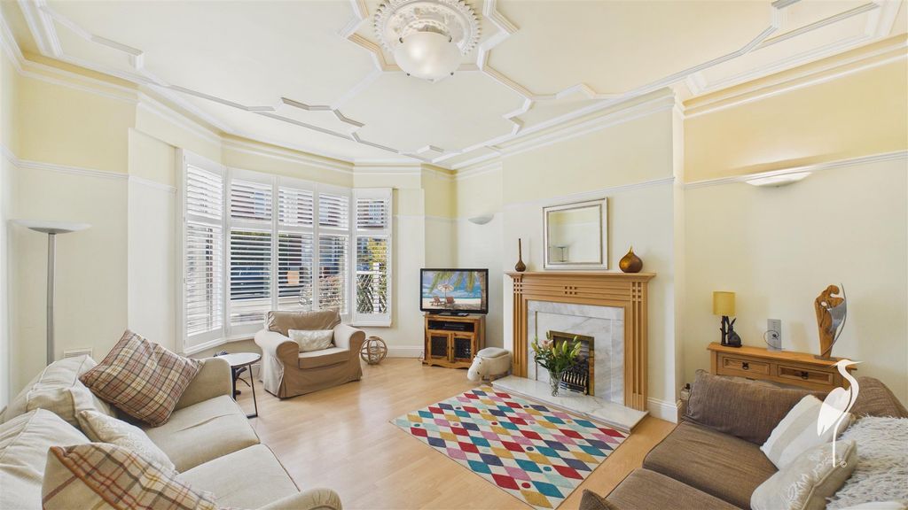 Property photo 2 of 32 Lounge