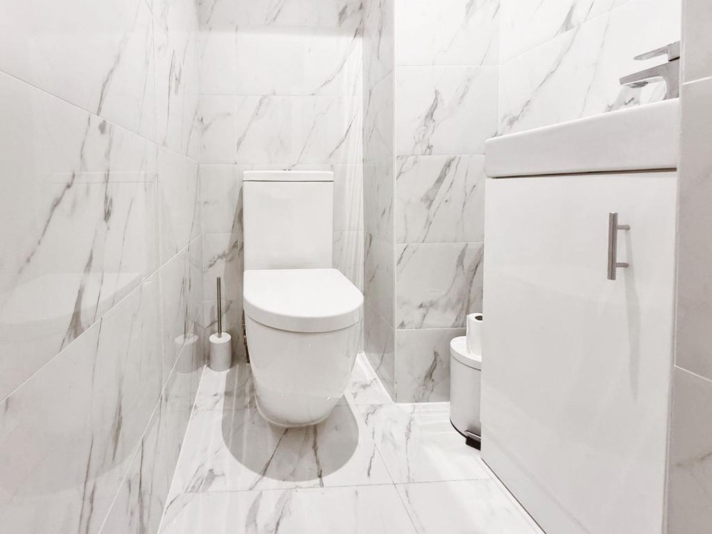 Property photo 2 of 9 En-Suite Cloakroom