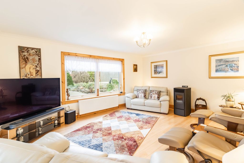 Property photo 2 of 33 Lounge