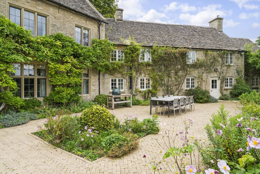 Property photo 2 of 40