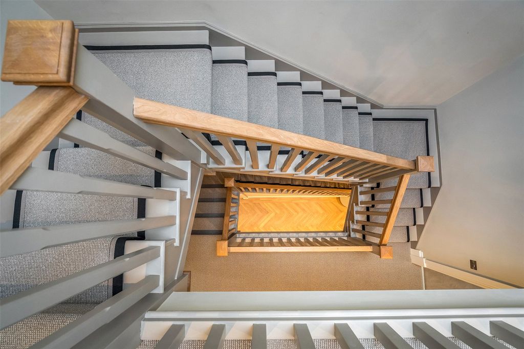 Property photo 3 of 35 House. Partnership