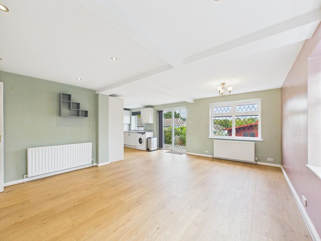 Property photo 3 of 13 Cam01268G0-Pr0380-Still008.Jpg