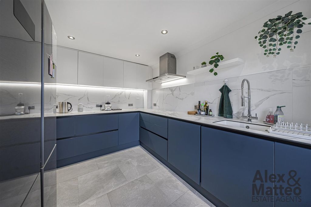 Property photo 2 of 24 Tideway Court