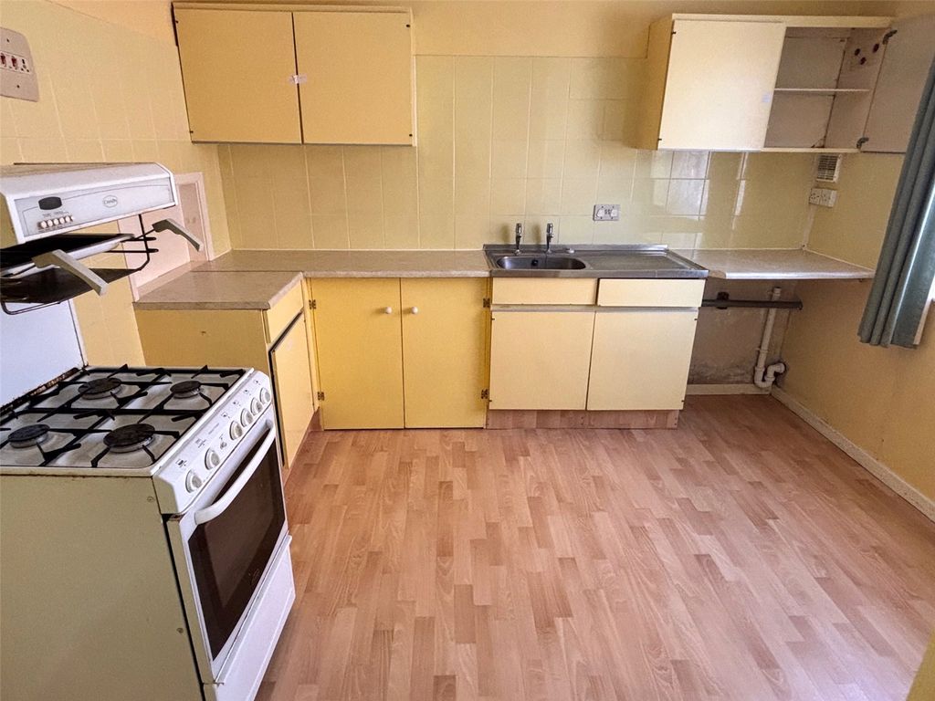 Property photo 3 of 10 Kitchen.
