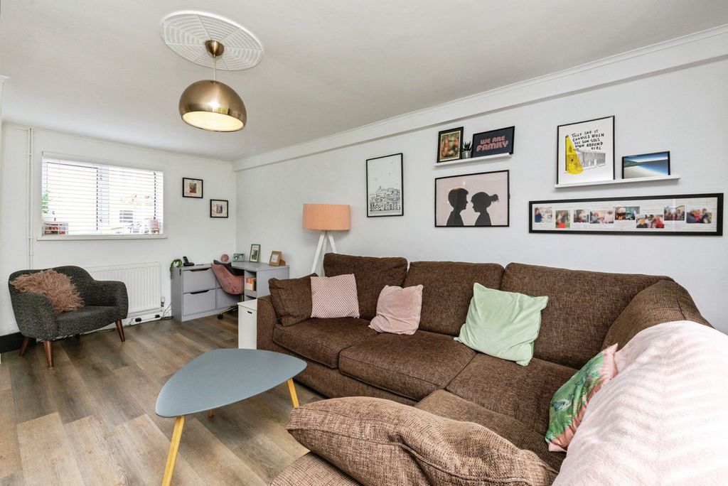 Property photo 3 of 27