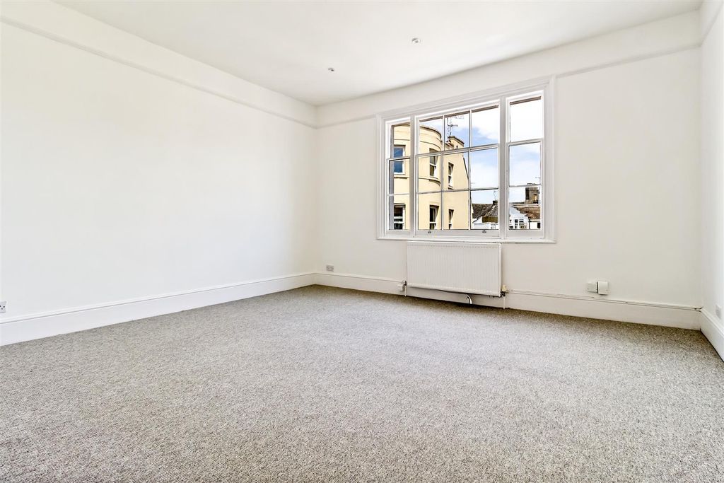 Property photo 3 of 12 Park Crescent, 11D-001.Jpg