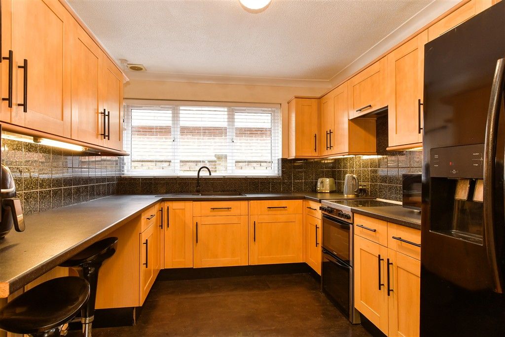 Property photo 2 of 12 Kitchen