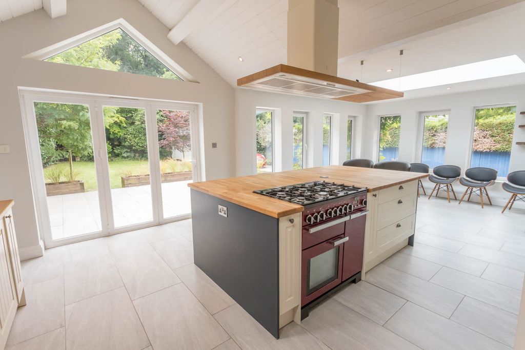 Property photo 2 of 23 Amazing Kitchen/Breakfast/Family Room