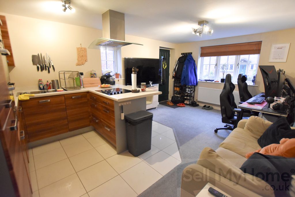 Property photo 3 of 9 Kitchen Lounge