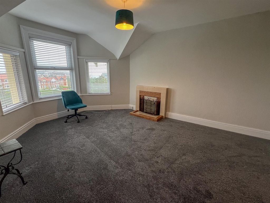 Property photo 3 of 13 Flat 3, 31 Royal Ave-10.Jpg