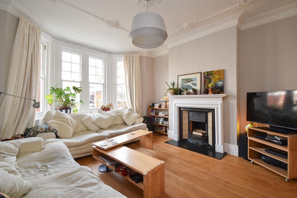 Property photo 3 of 25 Living Room